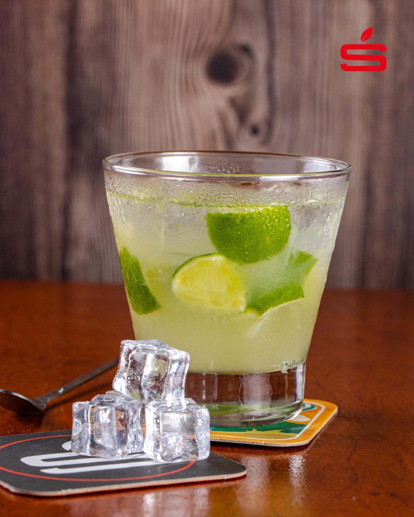 Caipirinha de limão gelada no balcão da STARV